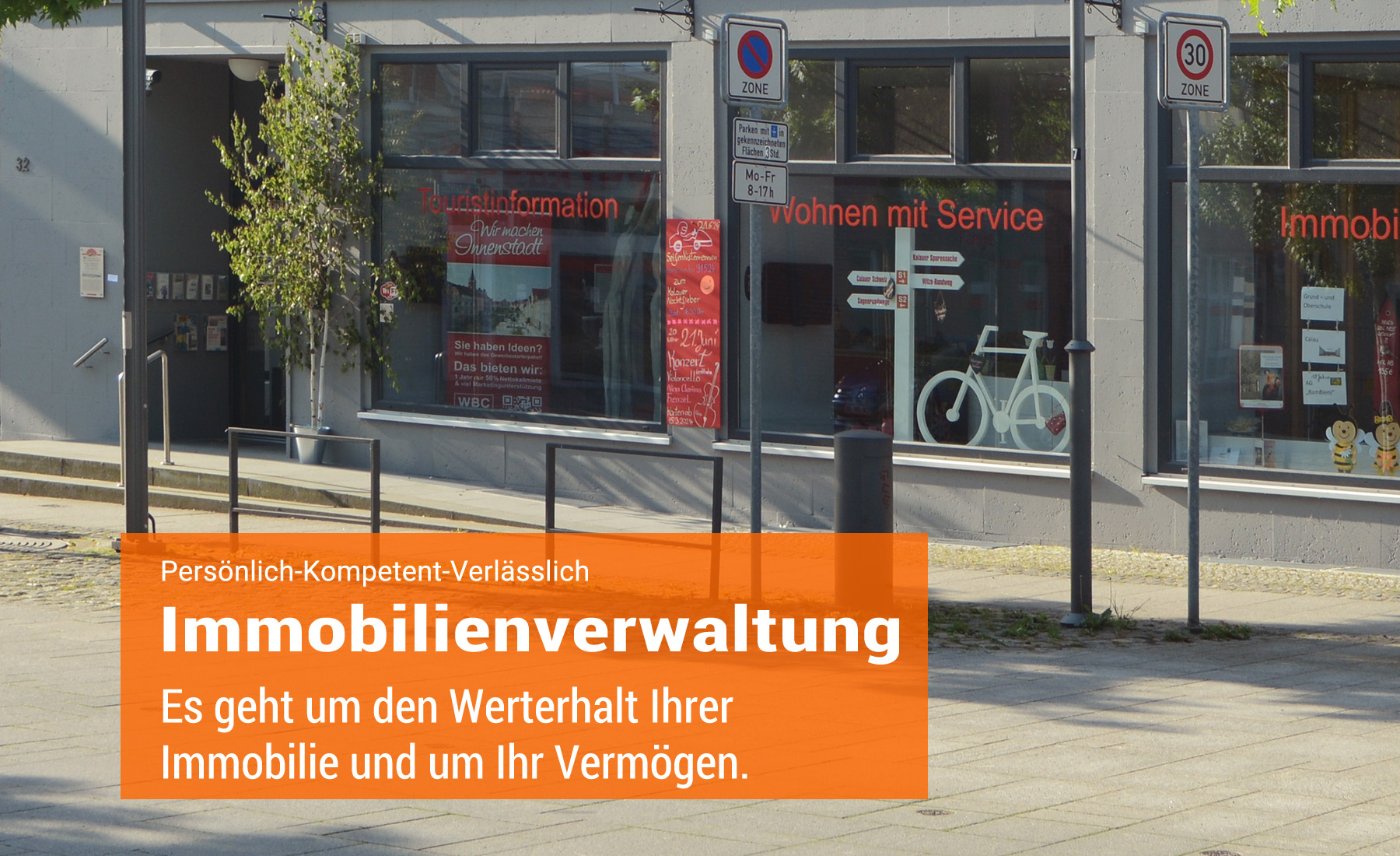 Info-Punkt Calau, große Fensterfront mit Werbeflächen