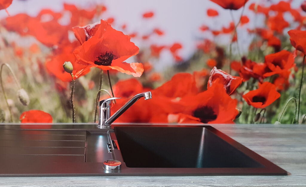 Mohnblüten über der Spüle