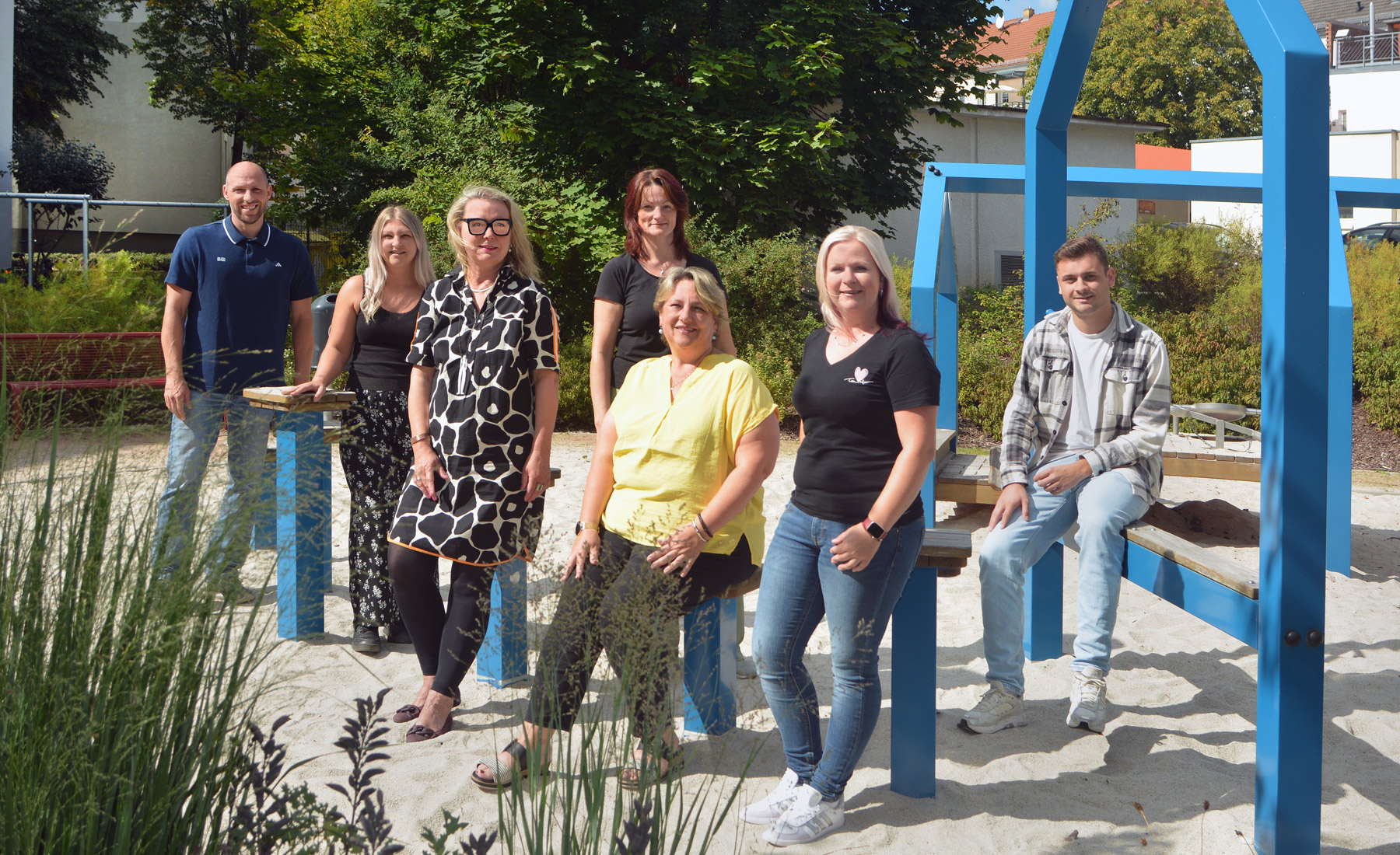 Team der ISG, mehrere erwachsene Personen präsentieren sich